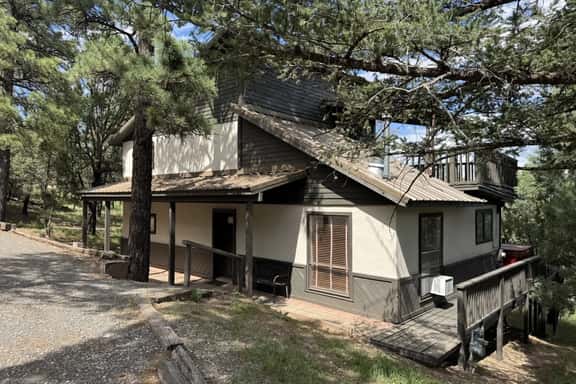 Pinecone Lodge - Image 1