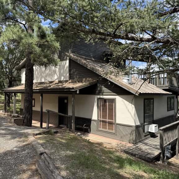 Pinecone Lodge - Image 1